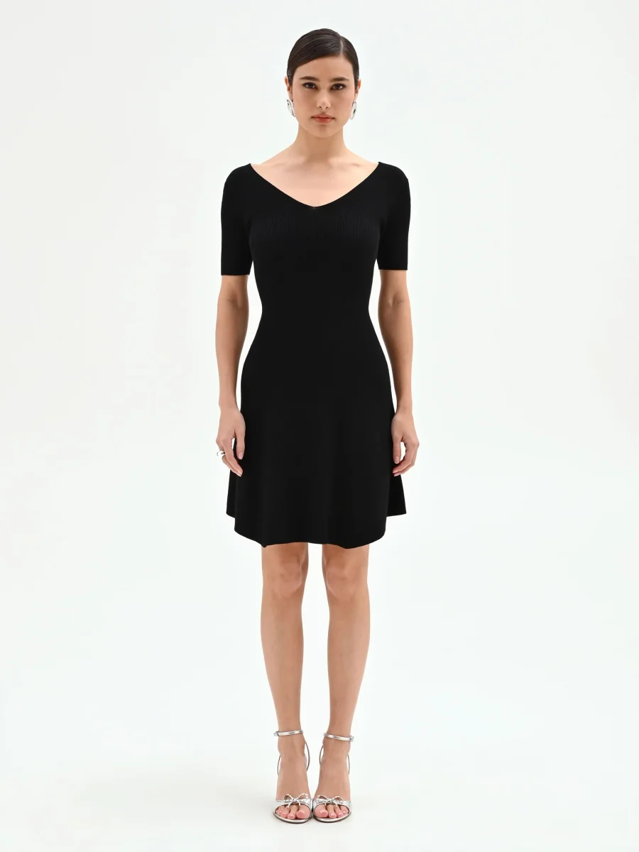 Abito nero in maglia a costine