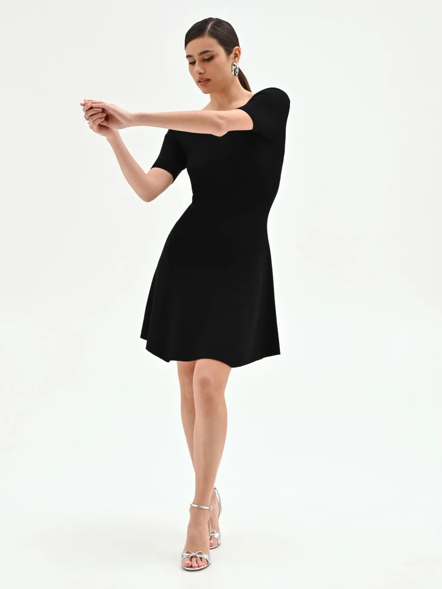 Abito nero in maglia a costine – Bild 4